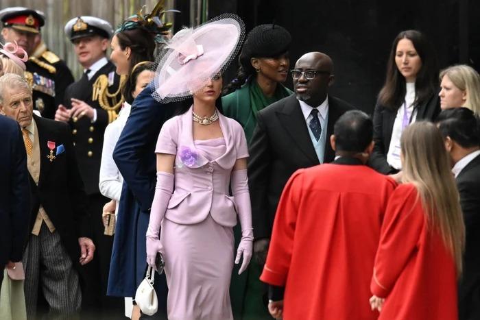 Katy Perry bối rối khi không tìm được chỗ ngồi tại lễ đăng quang của Vua Charles III-1