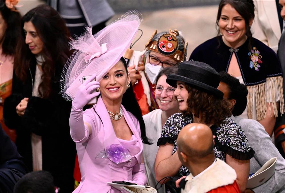 Katy Perry bối rối khi không tìm được chỗ ngồi tại lễ đăng quang của Vua Charles III-4