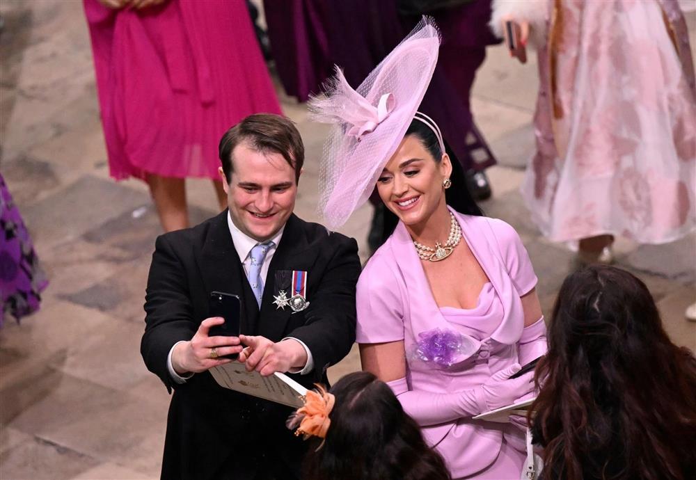Katy Perry bối rối khi không tìm được chỗ ngồi tại lễ đăng quang của Vua Charles III-5