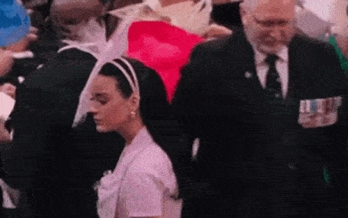Katy Perry bối rối khi không tìm được chỗ ngồi tại lễ đăng quang của Vua Charles III-2