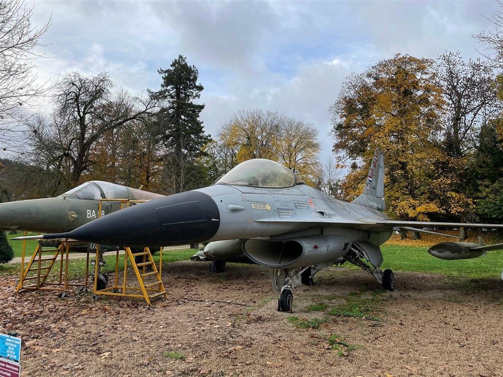 Bộ sưu tập hơn 100 chiến đấu cơ trong tòa lâu đài cổ 700 năm tuổi-3