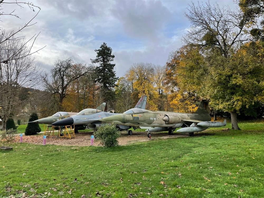 Bộ sưu tập hơn 100 chiến đấu cơ trong tòa lâu đài cổ 700 năm tuổi-6