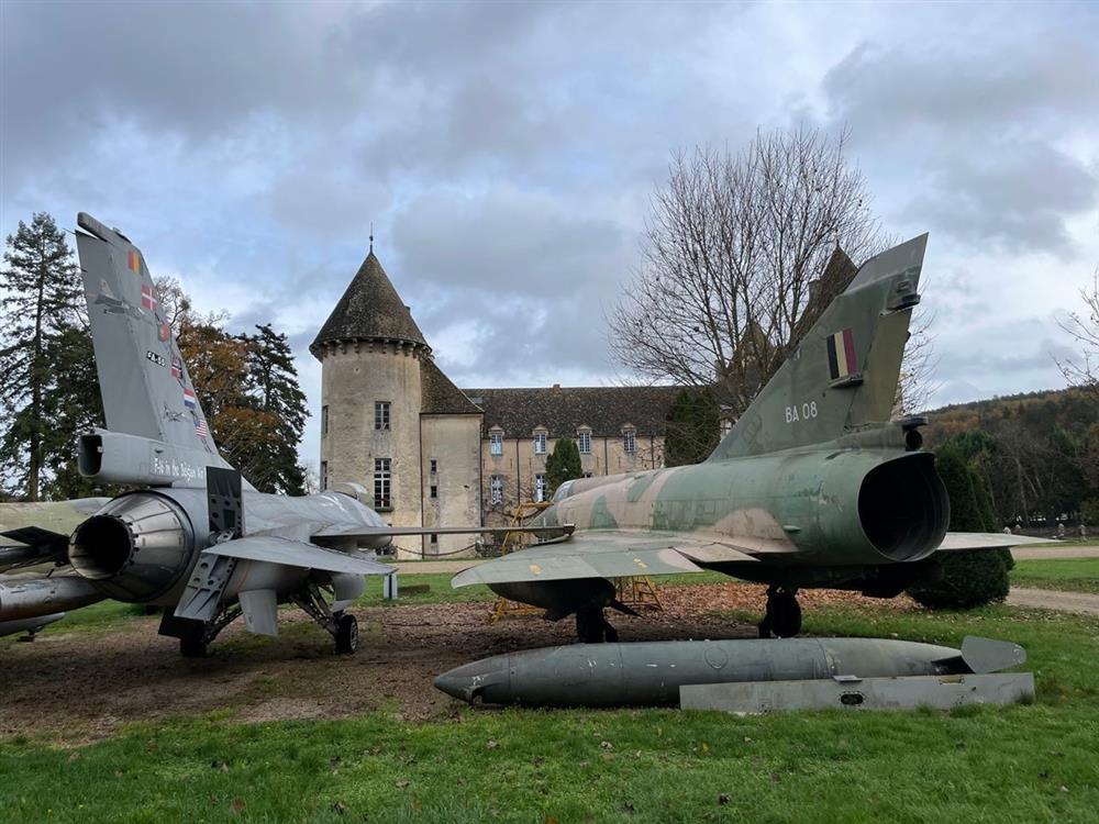 Bộ sưu tập hơn 100 chiến đấu cơ trong tòa lâu đài cổ 700 năm tuổi-8