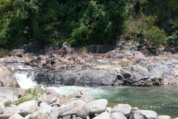 3 chị em chết đuối thương tâm ở hồ nước sau nhà-2