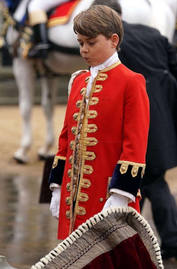 Khoảnh khắc siêu dễ thương của cháu Vua Charles trong lễ đăng quang-1