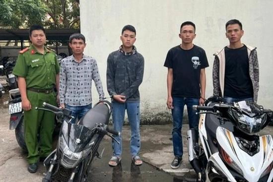 Tạm giữ nhóm đối tượng 'giăng bẫy' cướp tài sản của người nước ngoài