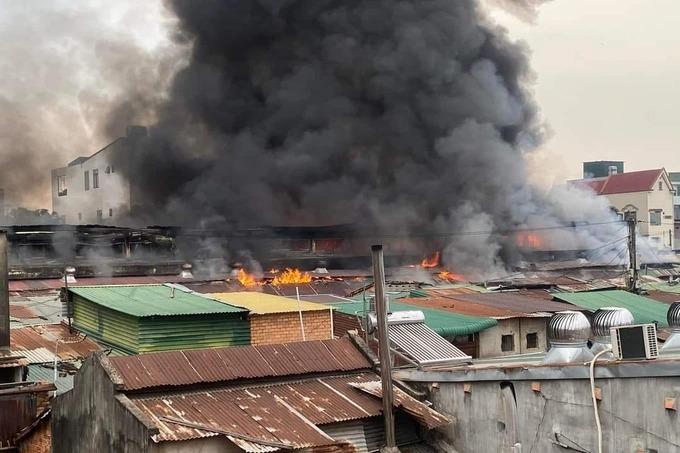 Cháy chợ trung tâm huyện biên giới, hàng loạt ki ốt bị thiêu rụi-1