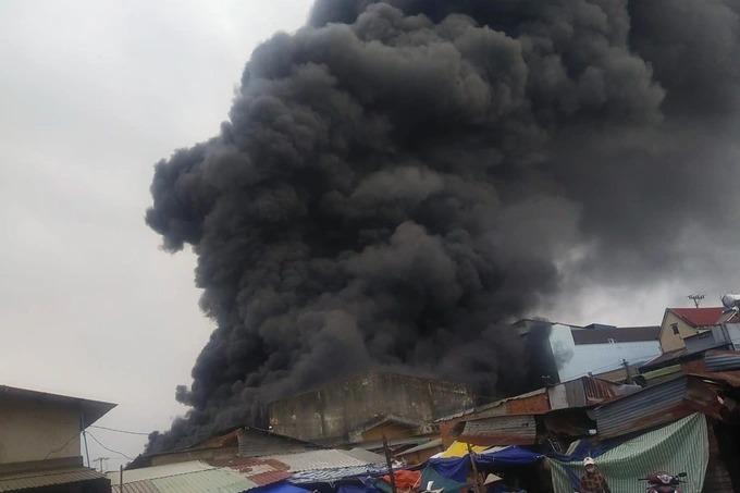 Cháy chợ trung tâm huyện biên giới, hàng loạt ki ốt bị thiêu rụi-3