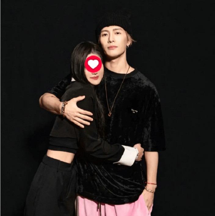 Nam ca sĩ gây tranh cãi vì thu tiền khi fan muốn chụp ảnh thân mật-2