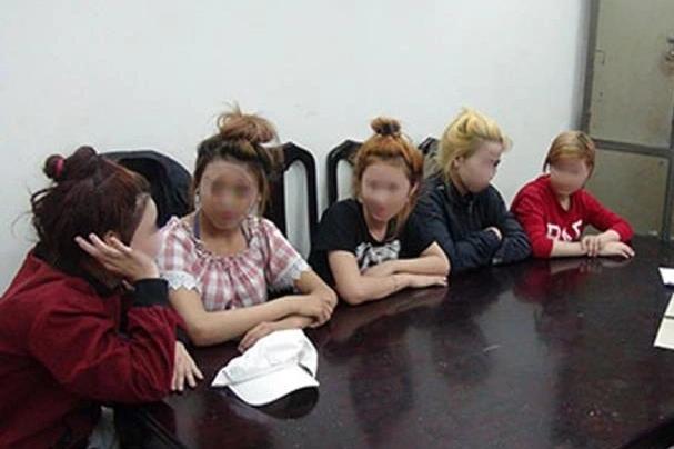 Cuộc bỏ trốn của 2 tiếp viên và thủ đoạn của bà chủ Diệu Hiền karaoke-1