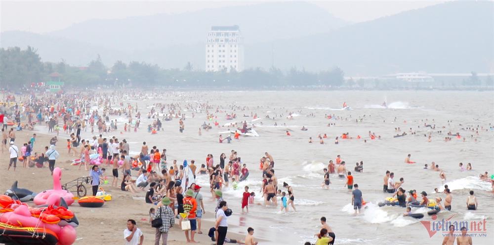 Nắng nóng đỉnh điểm, du khách đổ về biển Cửa Lò giải nhiệt-1