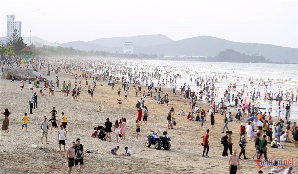 Nắng nóng đỉnh điểm, du khách đổ về biển Cửa Lò giải nhiệt-2