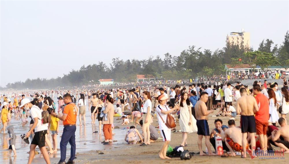 Nắng nóng đỉnh điểm, du khách đổ về biển Cửa Lò giải nhiệt-3
