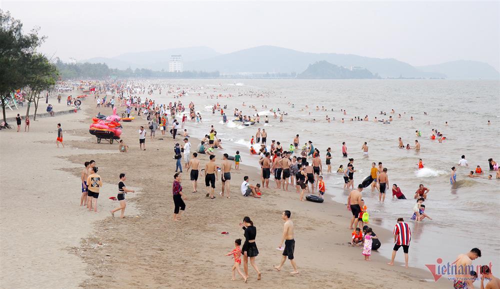 Nắng nóng đỉnh điểm, du khách đổ về biển Cửa Lò giải nhiệt-4