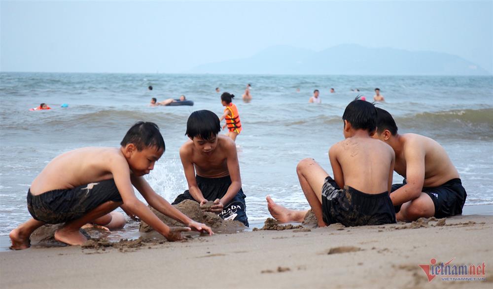 Nắng nóng đỉnh điểm, du khách đổ về biển Cửa Lò giải nhiệt-5