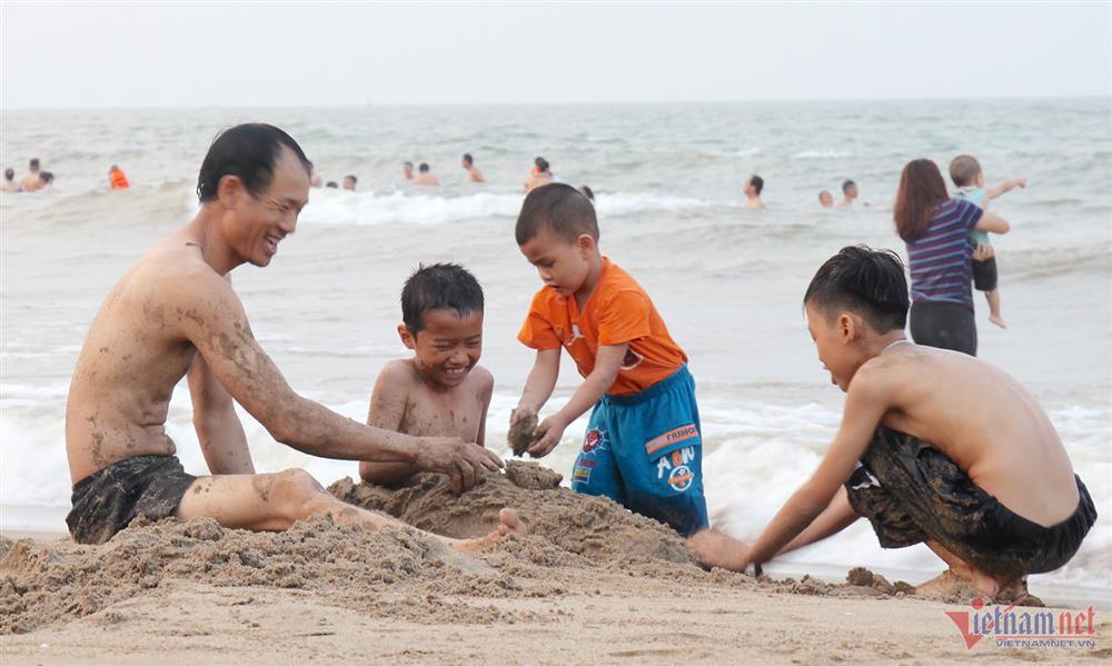 Nắng nóng đỉnh điểm, du khách đổ về biển Cửa Lò giải nhiệt-6