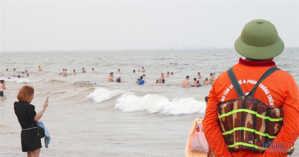Nắng nóng đỉnh điểm, du khách đổ về biển Cửa Lò giải nhiệt-8