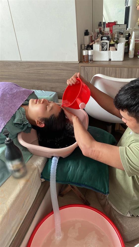 Cảm động hình ảnh chàng trai không chân Tô Đình Khánh gội đầu cho vợ-1