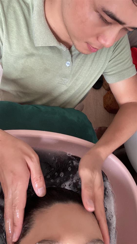 Cảm động hình ảnh chàng trai không chân Tô Đình Khánh gội đầu cho vợ-2