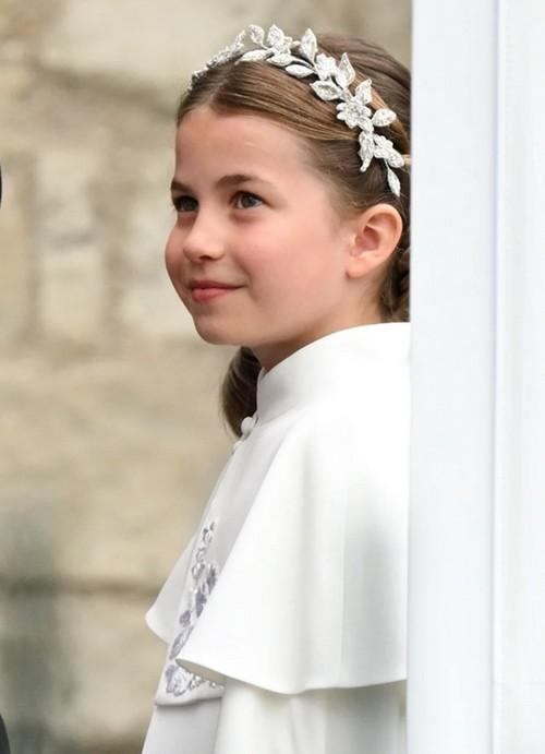 Công chúa Charlotte xinh như thiên thần tại Lễ Đăng Quang của Vua Charles III-1