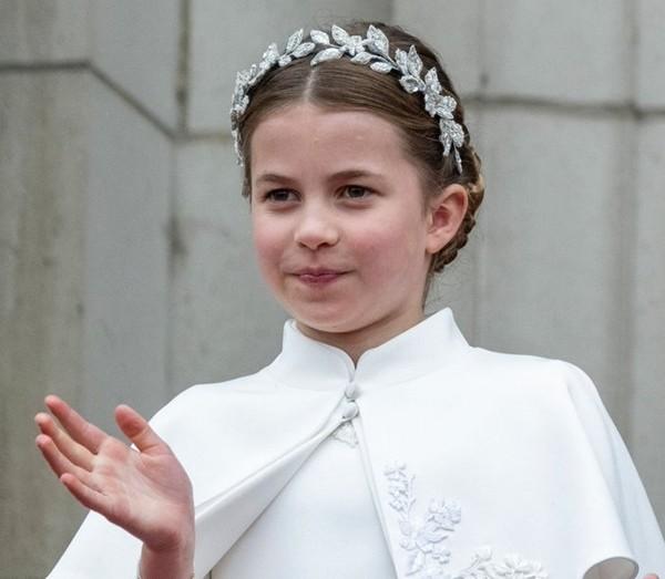 Công chúa Charlotte xinh như thiên thần tại Lễ Đăng Quang của Vua Charles III-3