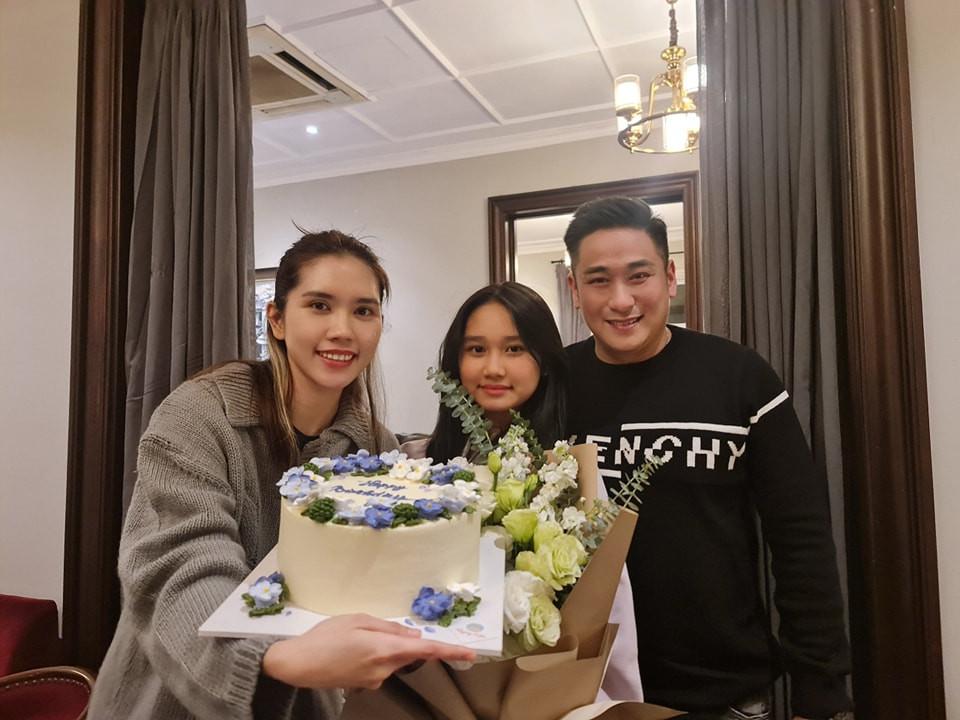 Minh Tiệp và vợ kém 13 tuổi dính như sam sau 12 năm kết hôn-9