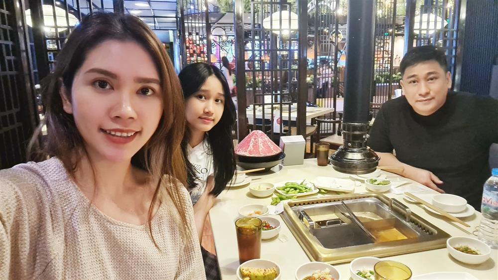 Minh Tiệp và vợ kém 13 tuổi dính như sam sau 12 năm kết hôn-10