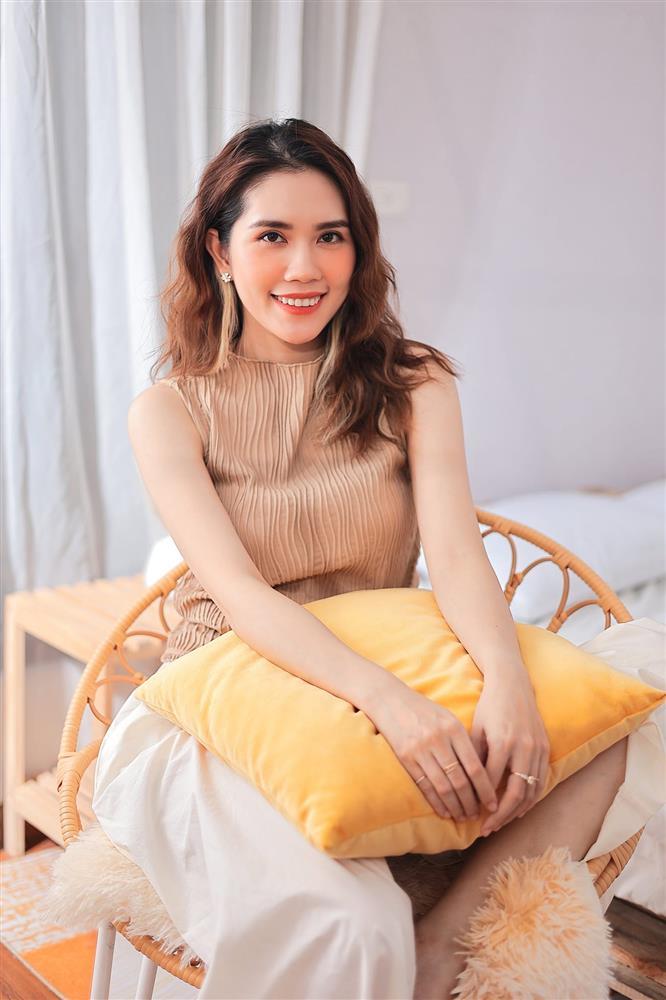 Minh Tiệp và vợ kém 13 tuổi dính như sam sau 12 năm kết hôn-18