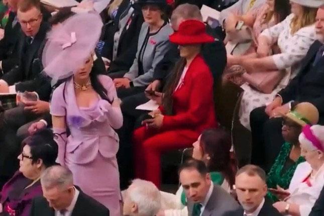 Tình huống khó xử tại lễ đăng cơ Vua Charles-2