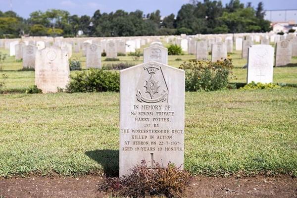 Bí ẩn ngôi mộ bất khả xâm phạm dưới đáy hồ được bảo vệ bởi 3.000 thanh kiếm-4