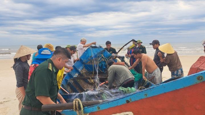 Quảng Bình: 9 thuyền nan chìm trên biển, 1 ngư dân mất tích-1
