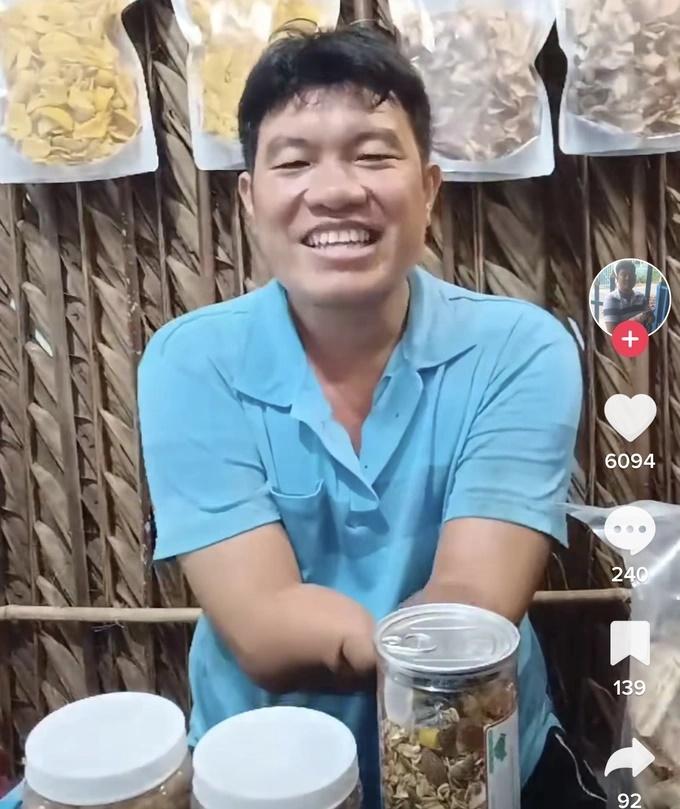 Mất 2 tay, người đàn ông livestream bán hàng nhưng chỉ... 3 người xem-1