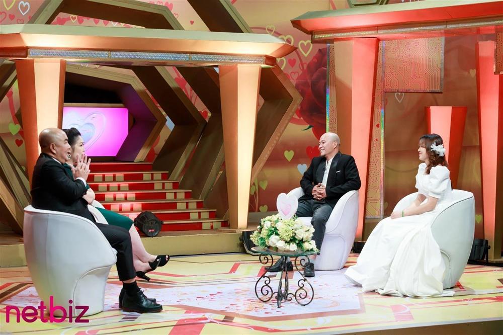 Minh Râu với sạp rau 0 đồng lần đầu xuất hiện cùng vợ trên truyền hình-1