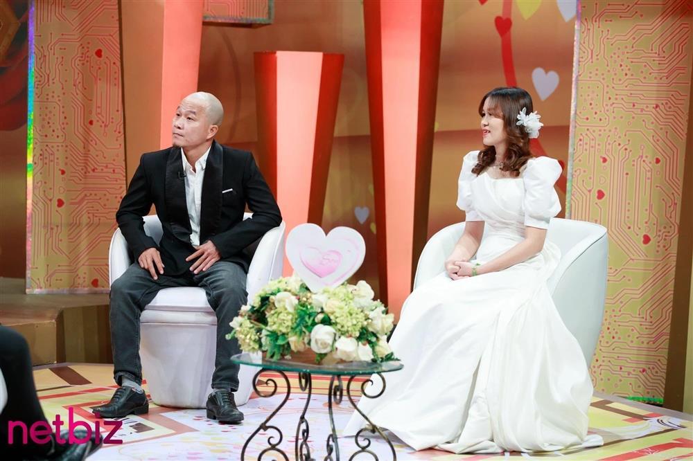 Minh Râu với sạp rau 0 đồng lần đầu xuất hiện cùng vợ trên truyền hình-3