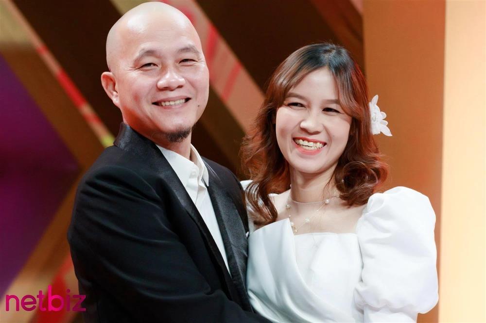 Minh Râu với sạp rau 0 đồng lần đầu xuất hiện cùng vợ trên truyền hình-4