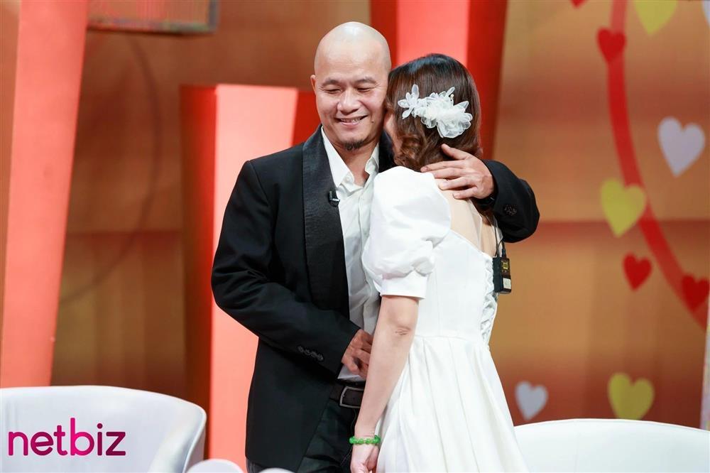 Minh Râu với sạp rau 0 đồng lần đầu xuất hiện cùng vợ trên truyền hình-5