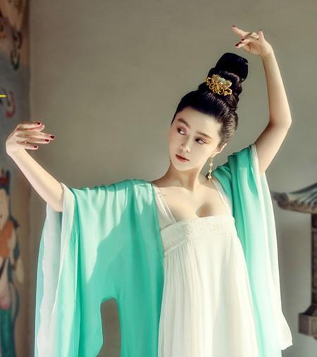 Chiếc áo Võ Tắc Thiên mặc đi tu trong phim bị phản đối vì quá mỏng-2