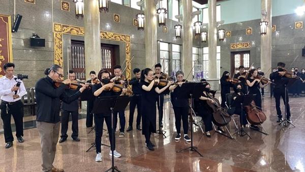 Xúc động bản nhạc Trở Về Đất Mẹ tiễn biệt NSƯT Hồng Vy-2