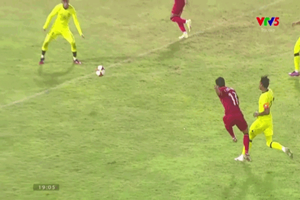 Trọng tài thổi cho U22 Việt Nam quả phạt đền không đúng luật mới FIFA?