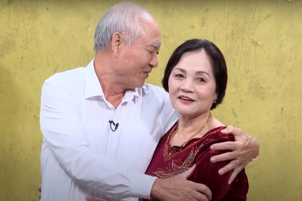 Vợ trẻ khôn khéo rút hầu bao chồng già để giữ chân trai đẹp-2