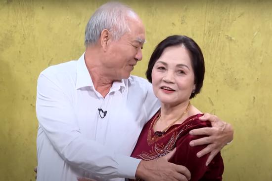 Quyết giữ mình trong đêm tân hôn, vợ trẻ bị chồng nghi ngờ giới tính