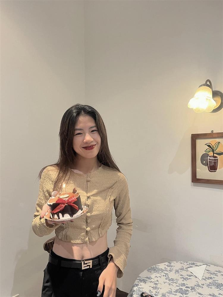 Style khoe eo của Thanh Nhã - tiền đạo hot nhất tuyển nữ Việt Nam-6