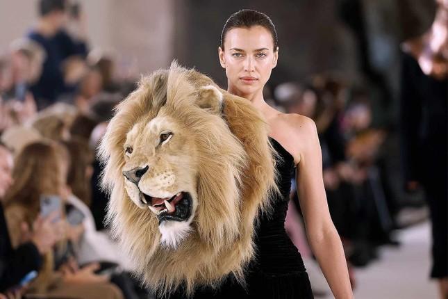 Irina Shayk bị chỉ trích vì mặc váy xuyên thấu ở giải đua F1-2