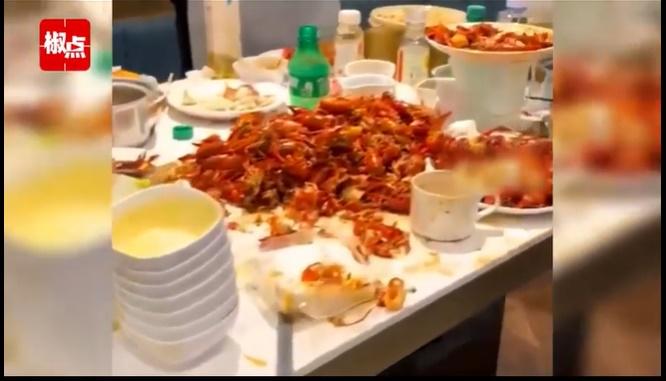Nhóm khách Trung Quốc 7 người ăn buffet hết 300 con cua, 50 hộp sầu riêng-2