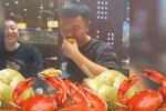 Nhóm khách Trung Quốc 7 người ăn buffet hết 300 con cua, 50 hộp sầu riêng