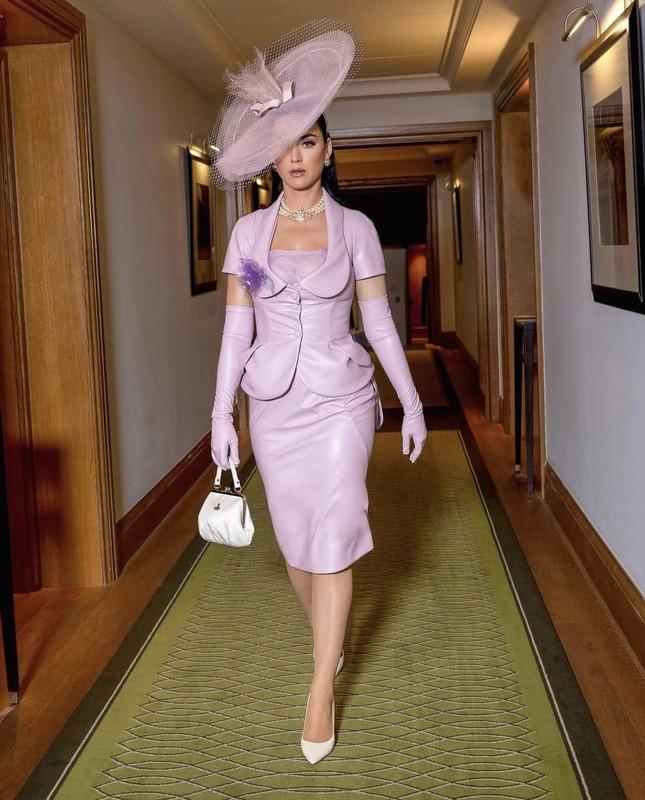 Katy Perry diện đồ Vivienne Westwood trong lễ đăng cơ Vua Charles III là có tâm ý?-1