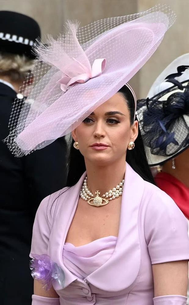 Katy Perry diện đồ Vivienne Westwood trong lễ đăng cơ Vua Charles III là có tâm ý?-3