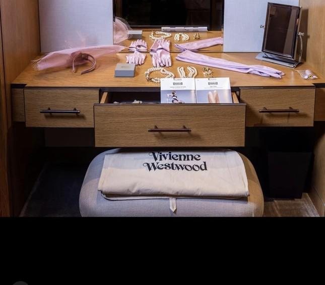 Katy Perry diện đồ Vivienne Westwood trong lễ đăng cơ Vua Charles III là có tâm ý?-5