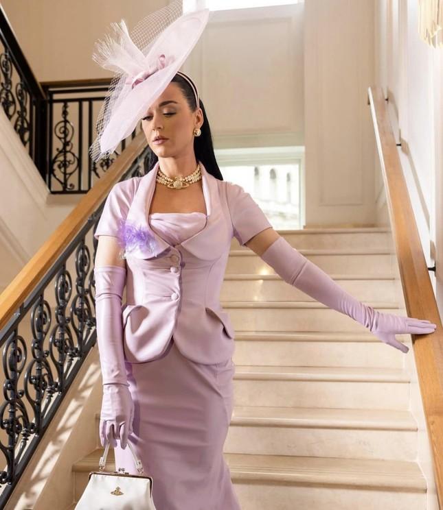 Katy Perry diện đồ Vivienne Westwood trong lễ đăng cơ Vua Charles III là có tâm ý?-7