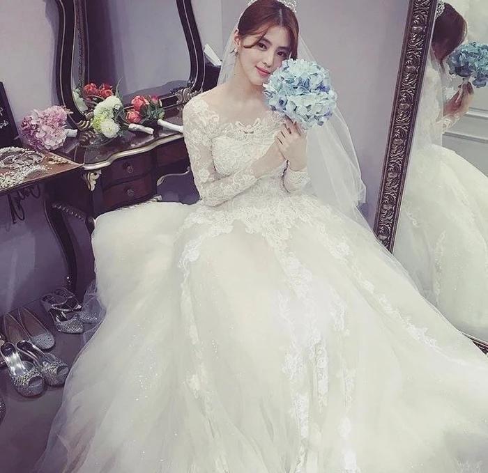 Diện váy cưới: Song Hye Kyo ưa truyền thống, Han So Hee mới mẻ-5